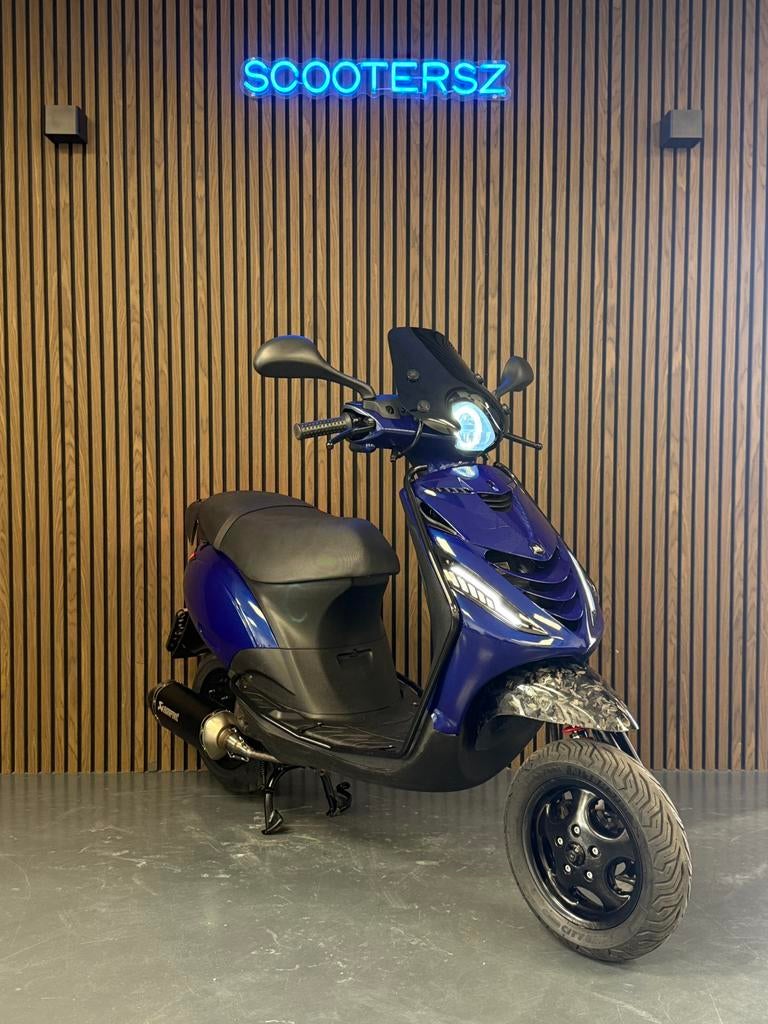 Piaggio Zip 2020 Bmw blue|Sp|Forged carbon|Akra|Full option, Fietsen en Brommers, Scooters | Piaggio, Zo goed als nieuw, Zip, Maximaal 45 km/u