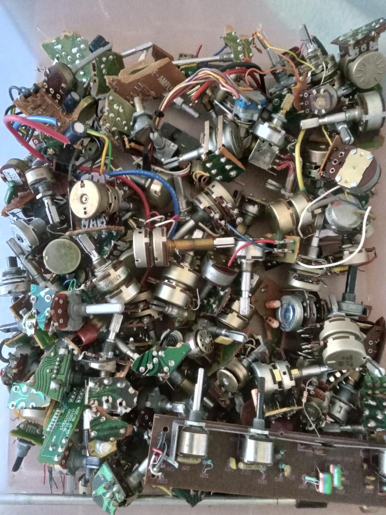diverse hifi-onderdelen potentiometers, tuimelschakelaars..., Verzenden, Zo goed als nieuw