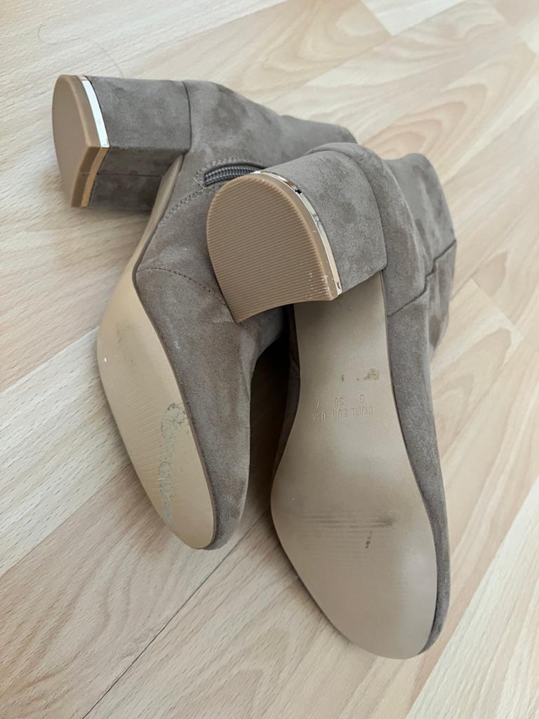 Taupe suède enkellaarsjes met blokhak - Maat 37, Ophalen of Verzenden, Gedragen, Overige kleuren, Lage of Enkellaarzen
