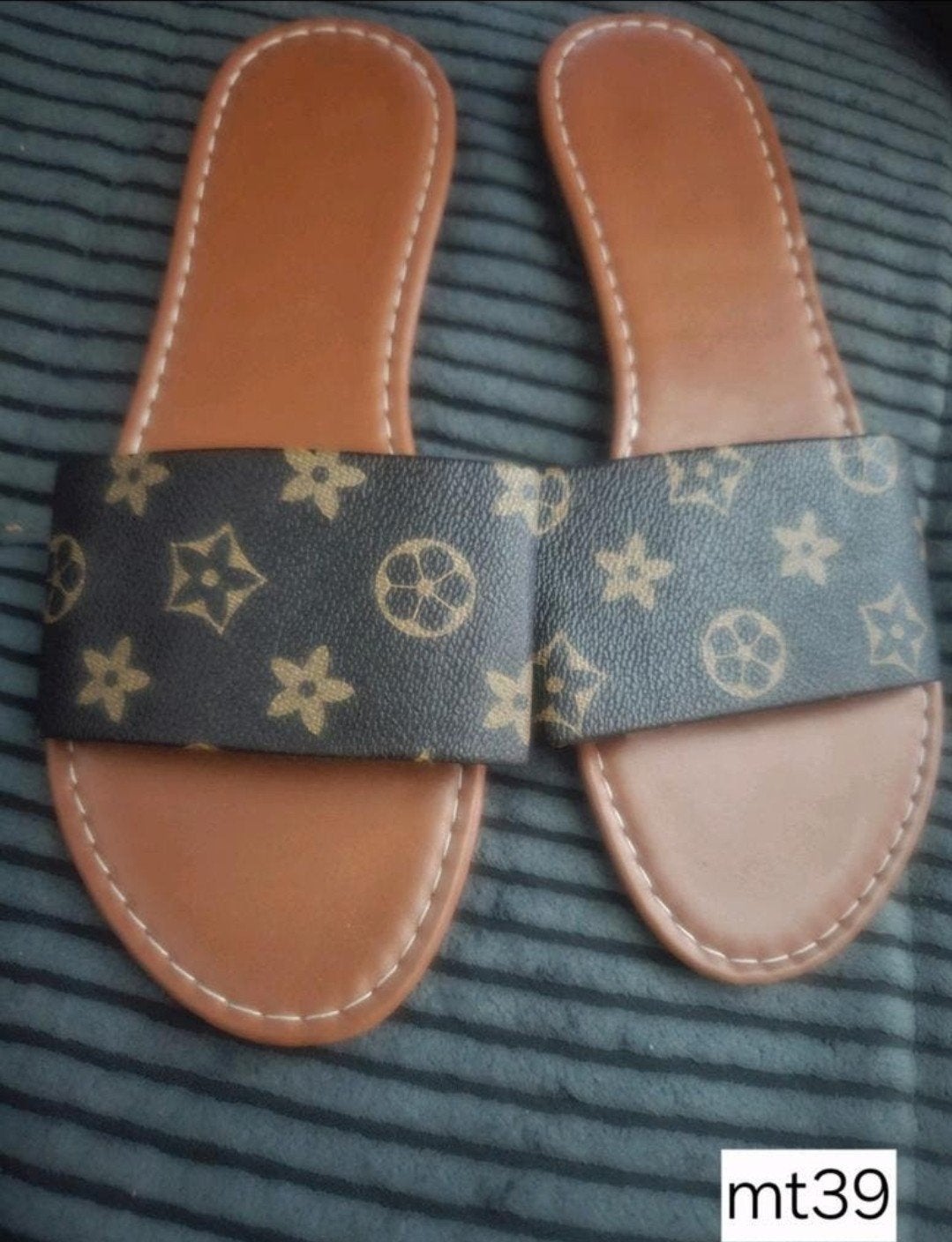 Nieuw; Luxe slippers mt39, Kleding | Dames, Schoenen, Slippers, Bruin, Nieuw, Ophalen of Verzenden