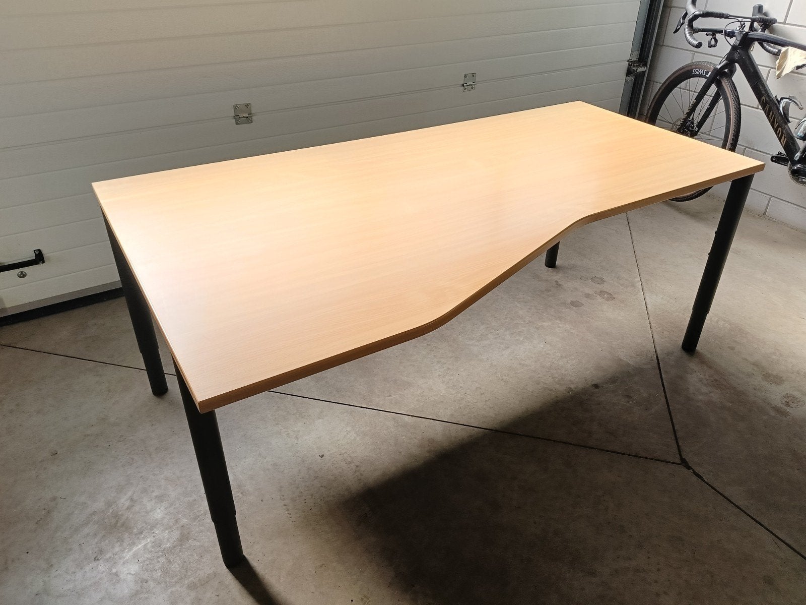 Groot bureau met kabelgoot, 2 stuks, stalen frame, Huis en Inrichting, Ophalen, Overige typen, Gebruikt, Hout