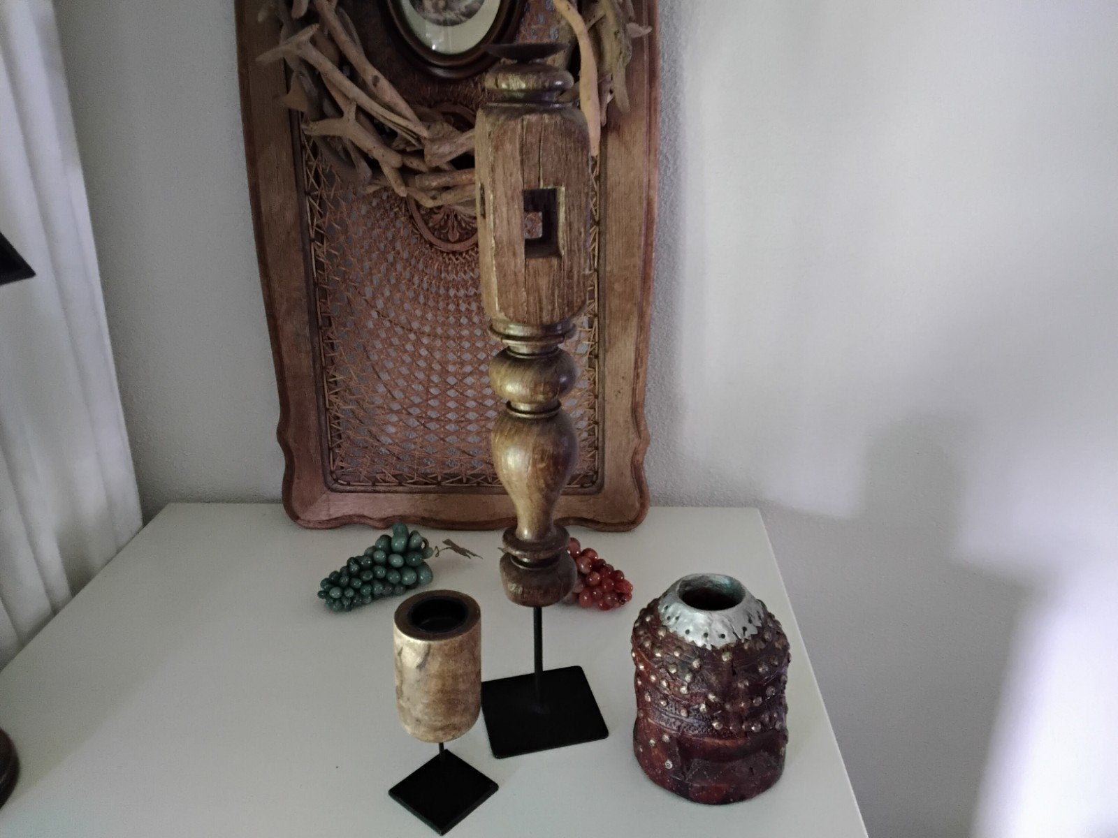 1 Grote baluster kandelaar op metalen voet, Ophalen, Hout, Kandelaar