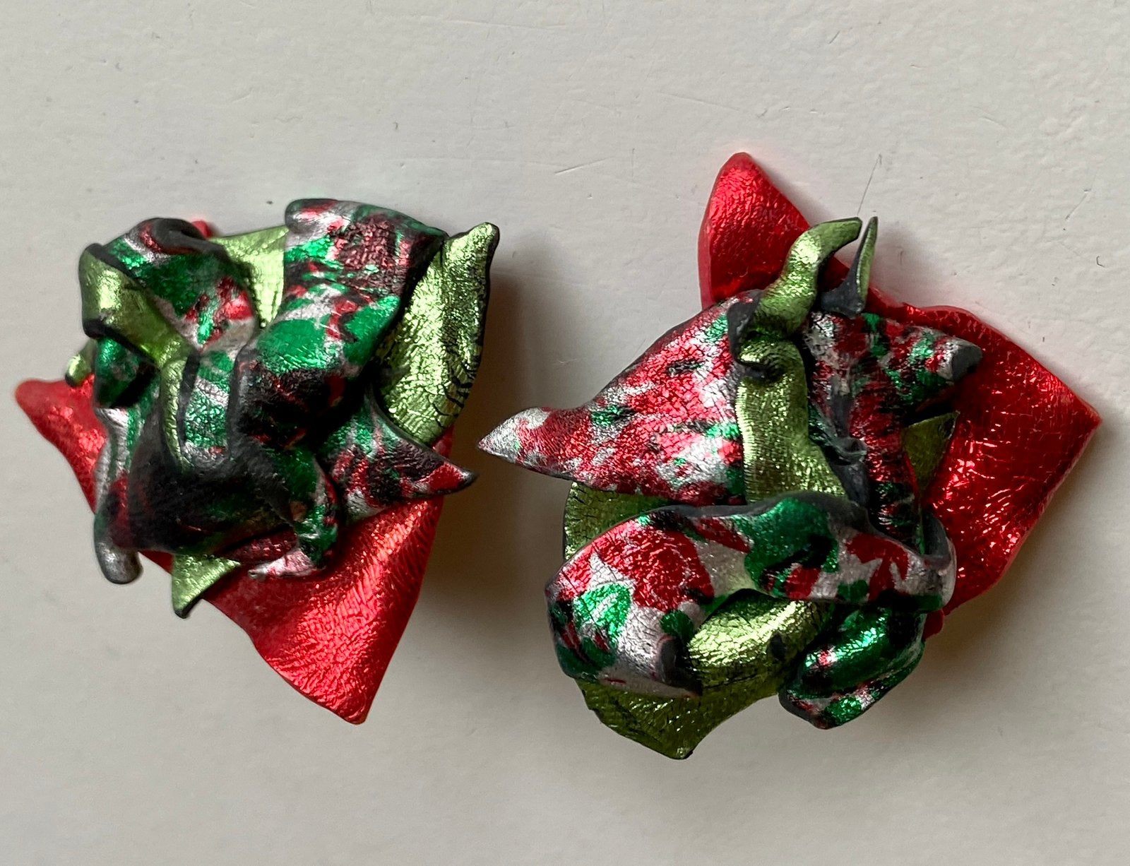rood groene oorbellen - stekertjes, Sieraden, Tassen en Uiterlijk, Oorbellen, Overige materialen, Ophalen of Verzenden, Zo goed als nieuw