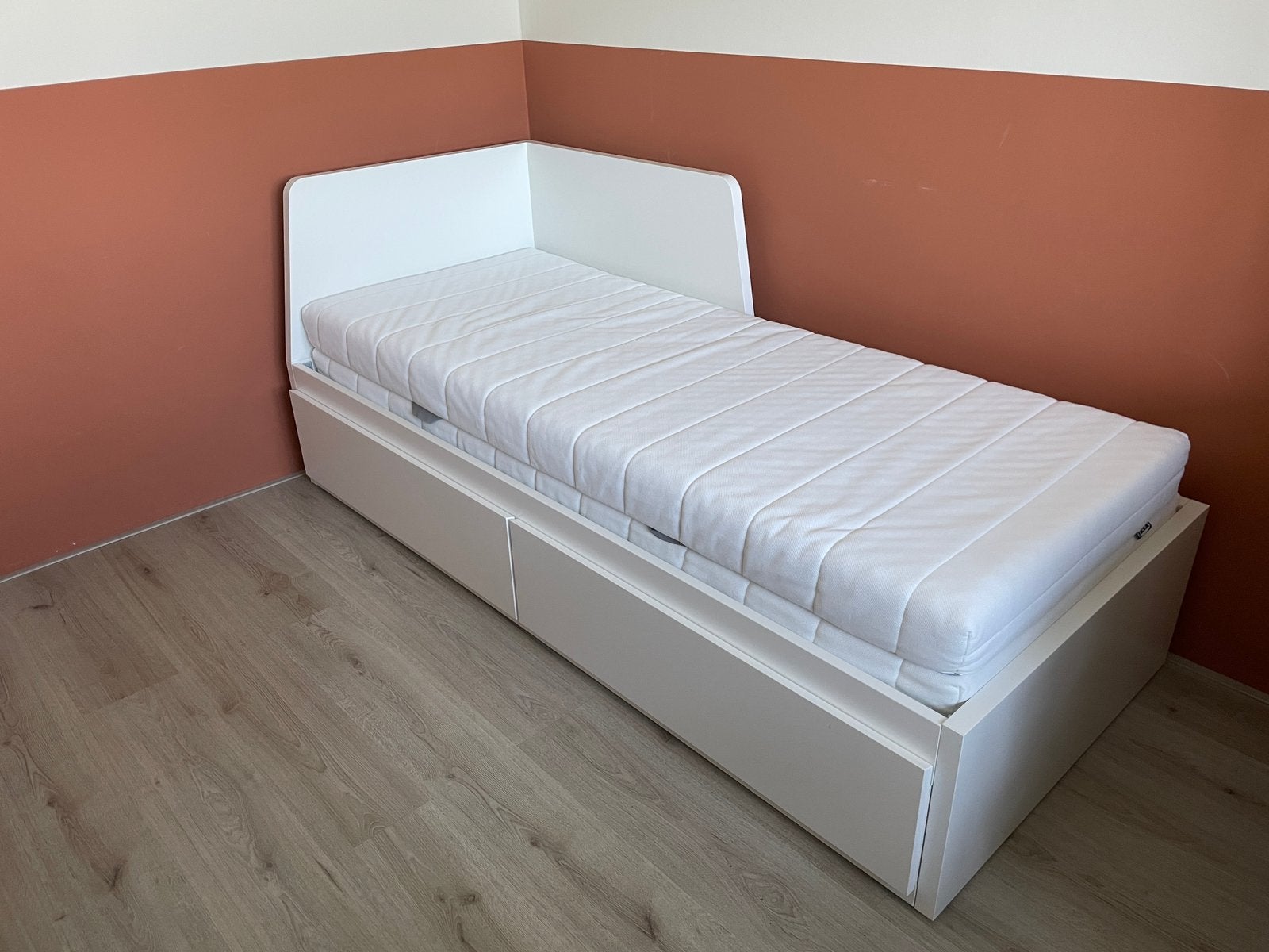 Ikea Flekke Bedbank met 2 lades, wit 80x200 cm + 2 matrassen, Huis en Inrichting, Ophalen, Wit, Tweepersoons, Zo goed als nieuw