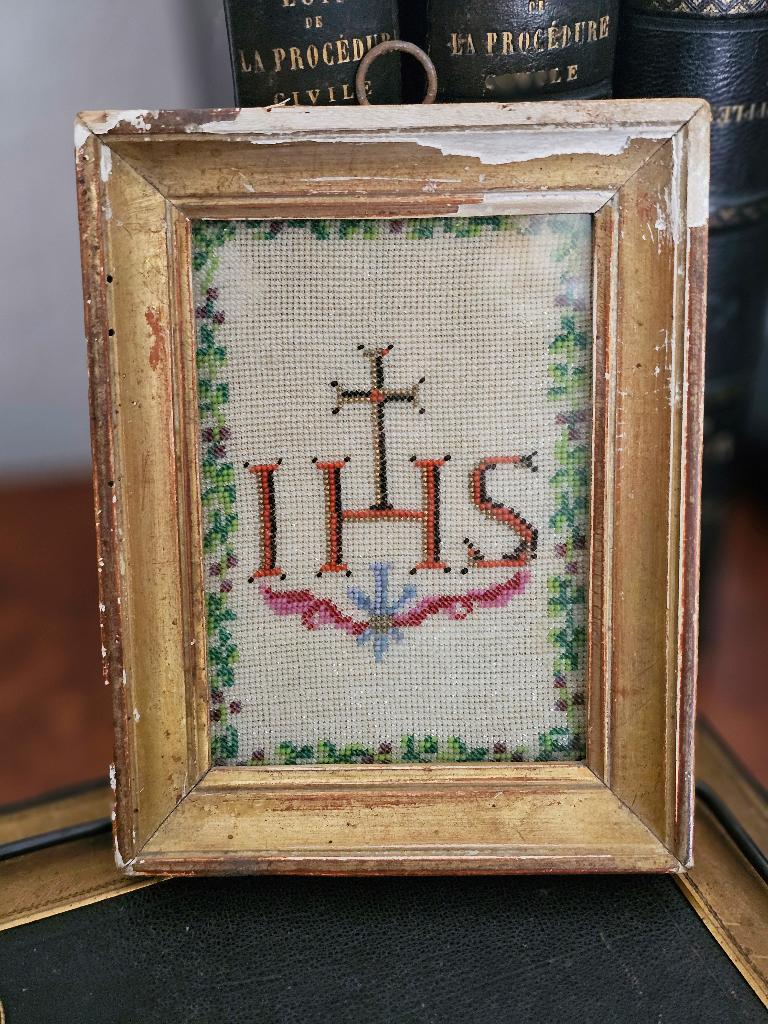 APART * Antiek religieus lijstje IHS glaskralen geborduurd, Antiek en Kunst, Ophalen of Verzenden