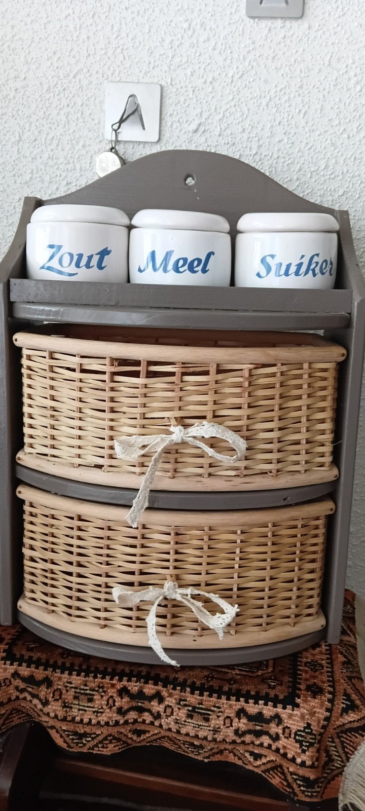 Brocante kastje met rieten laatjes en voorraadpotjes, Ophalen of Verzenden