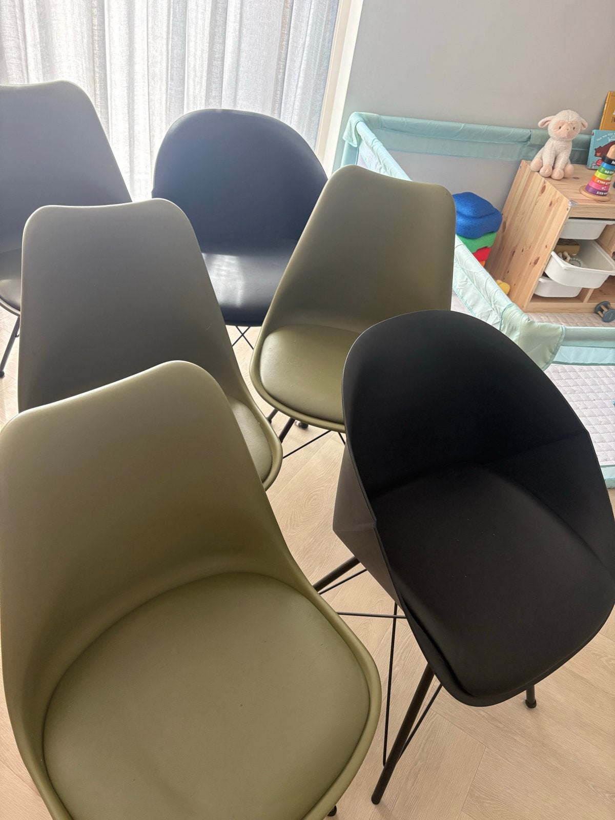 6 stoelen van Kick - 4x groen, 2x zwart, Ophalen, Kunststof, Gebruikt, Overige kleuren