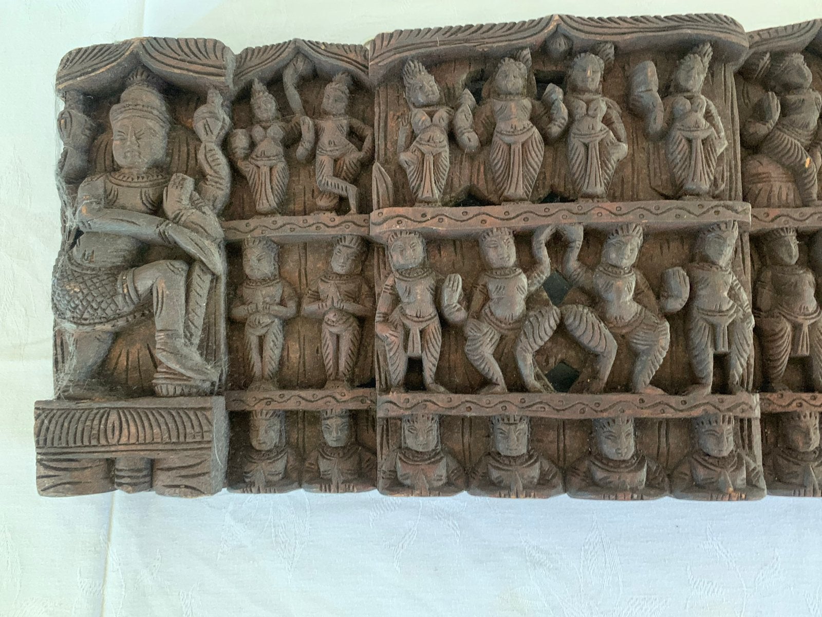 Antiek Indiaas houtsnijwerk met goden en dansers, Bruin, India, Houtsnijwerk, Gesneden
