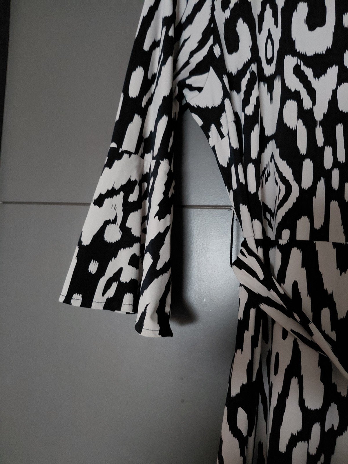 Prachtige jurk met print. Donkerblauw met ecru. Maat M, Kleding | Dames, Jurken, Maat 38/40 (M), Blauw, Ophalen of Verzenden, Zo goed als nieuw