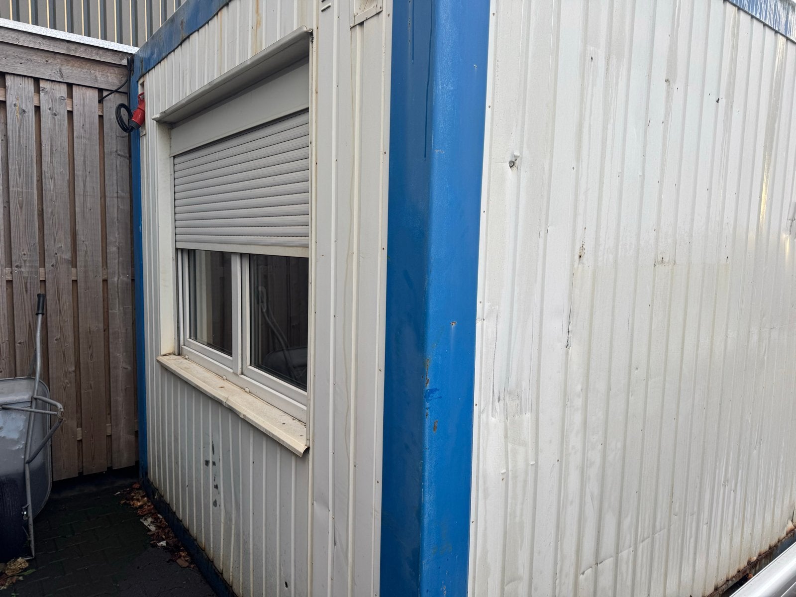 Gebruikte opslagcontainer met raam en rolluik, Ophalen of Verzenden, Gebruikt