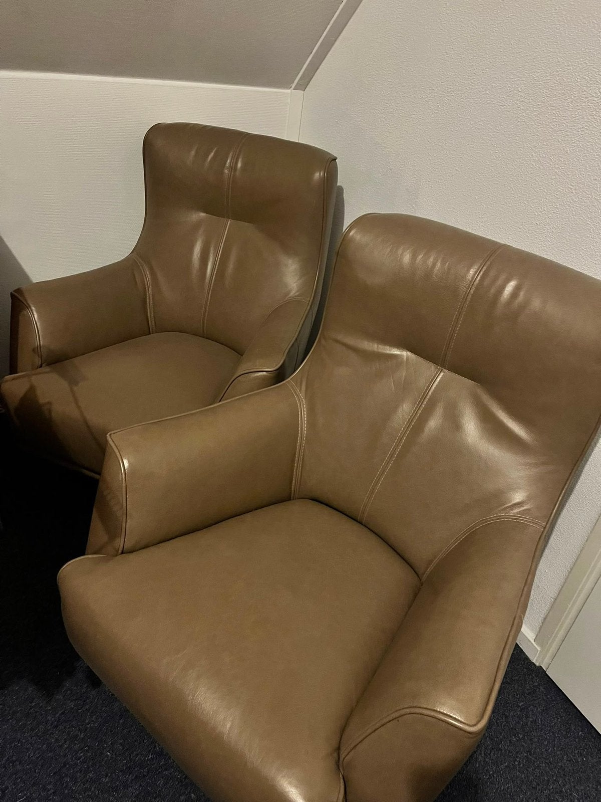 2x Henders & Hazel leren fauteuils – taupe – draaibaar, Ophalen, Zo goed als nieuw, 50 tot 75 cm, Leer