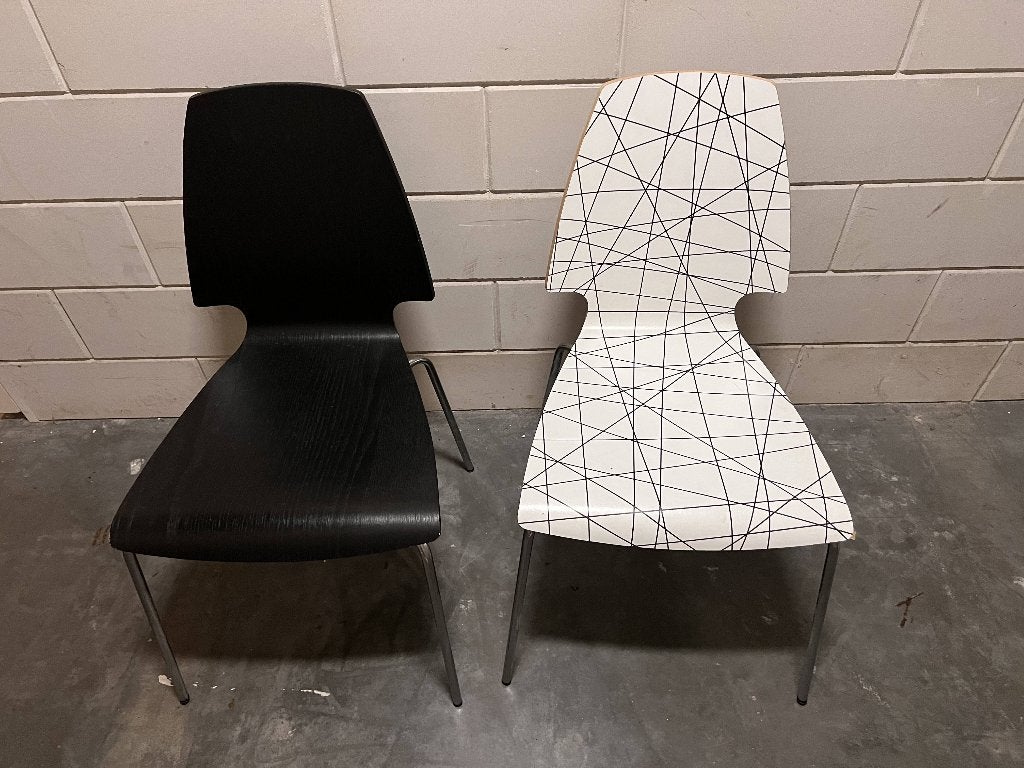 Set van 4 IKEA VILMAR stapelstoelen (2x zwart, 2x wit/print), Ophalen, Gebruikt, Zwart, Vier