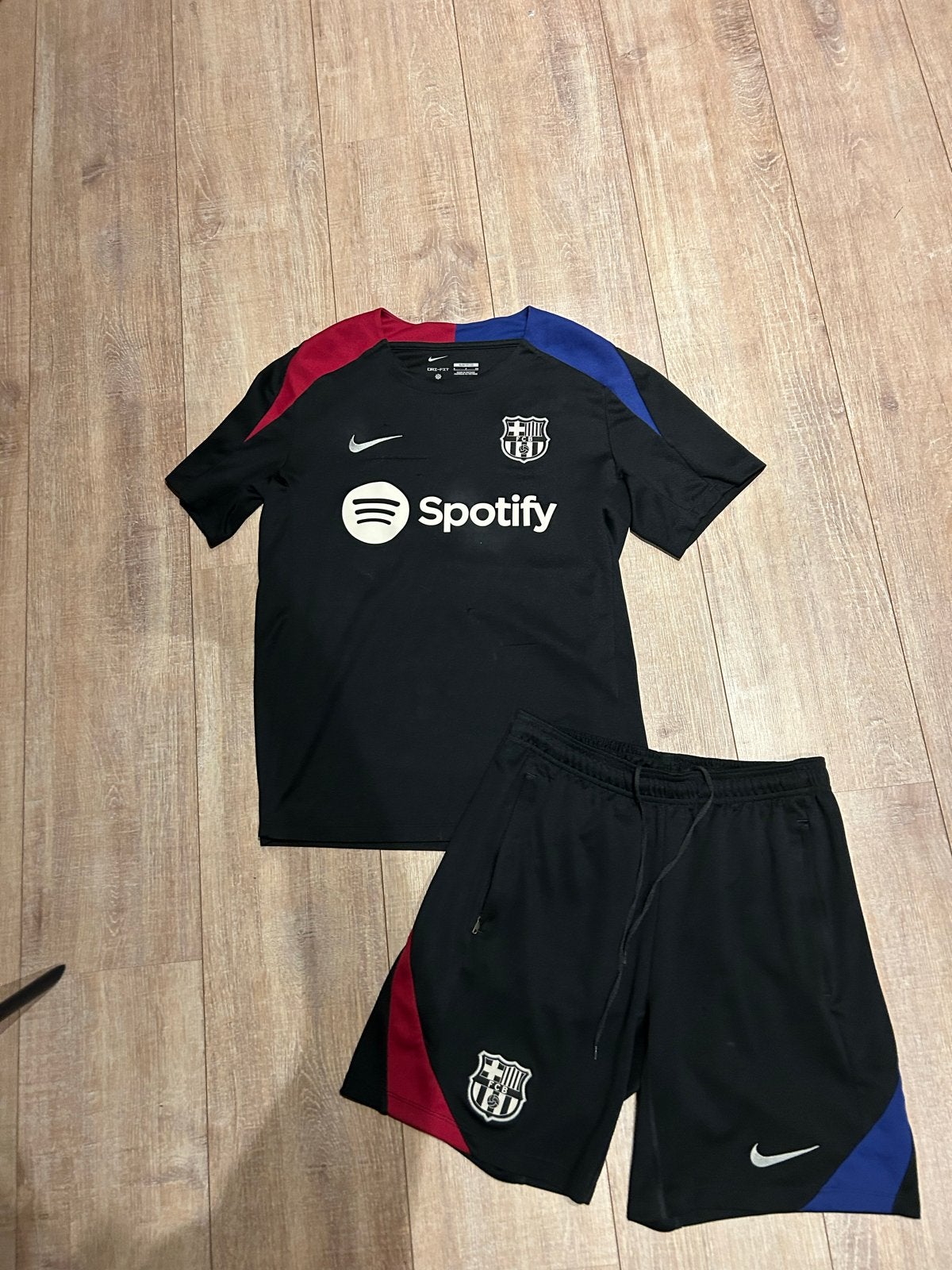 FC Barcelona Trainingsset (Shirt + Broekje) - Maat S, Maat S, Ophalen of Verzenden, Zo goed als nieuw, Set