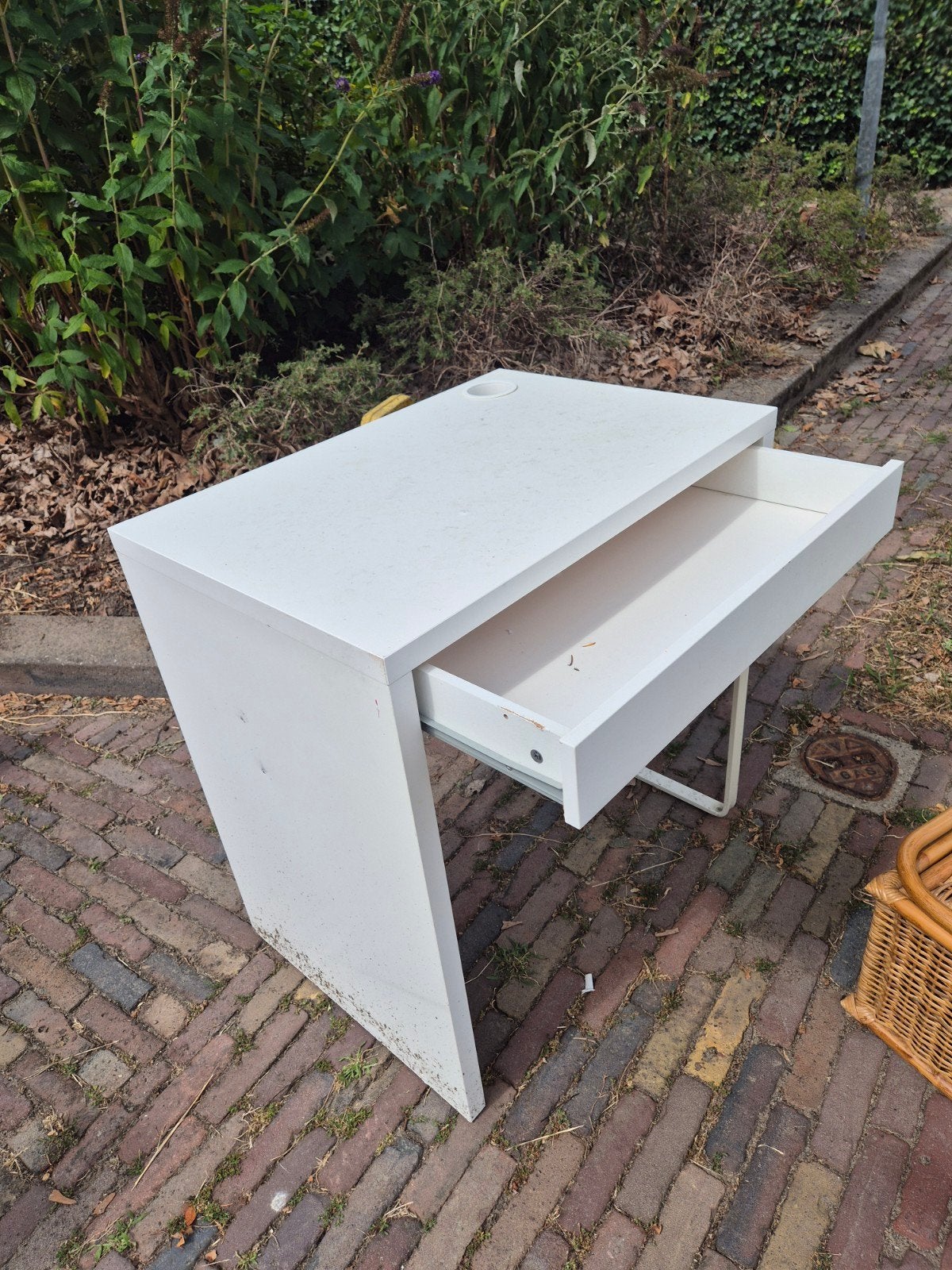 gratis Wit bureau met lade en kabeldoorvoer, Ophalen, Gebruikt, Spaanplaat of MDF, Kabelgoot