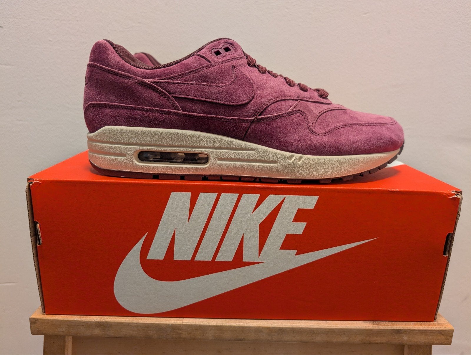 Nike Air Max 1 Bordeaux Desert Sand 43, Nike air max, Overige kleuren, Nieuw, Ophalen of Verzenden