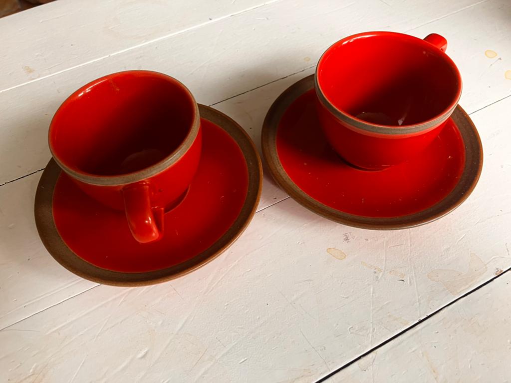 Mooie rode koffiekopjes met schoteltjes - Casa Home, Huis en Inrichting, Keuken | Servies, Ophalen, Gebruikt, Keramiek, Effen