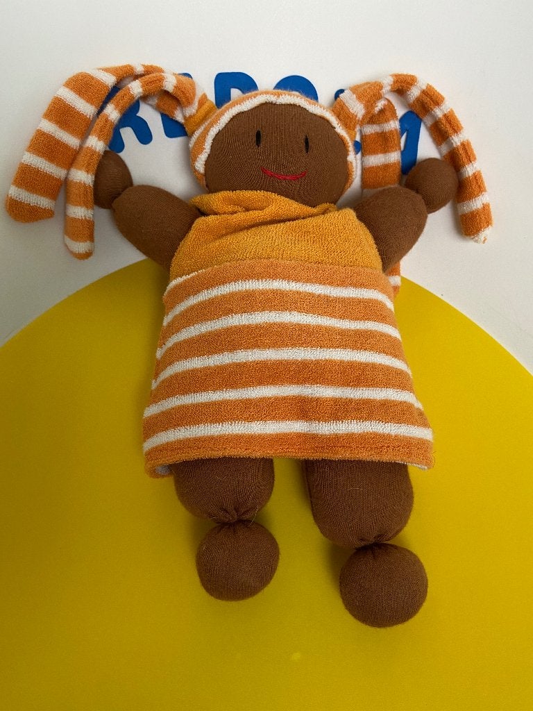 K2579 Keptin JR pop popje met oranje pakje, Ophalen of Verzenden, Zo goed als nieuw, Overige typen