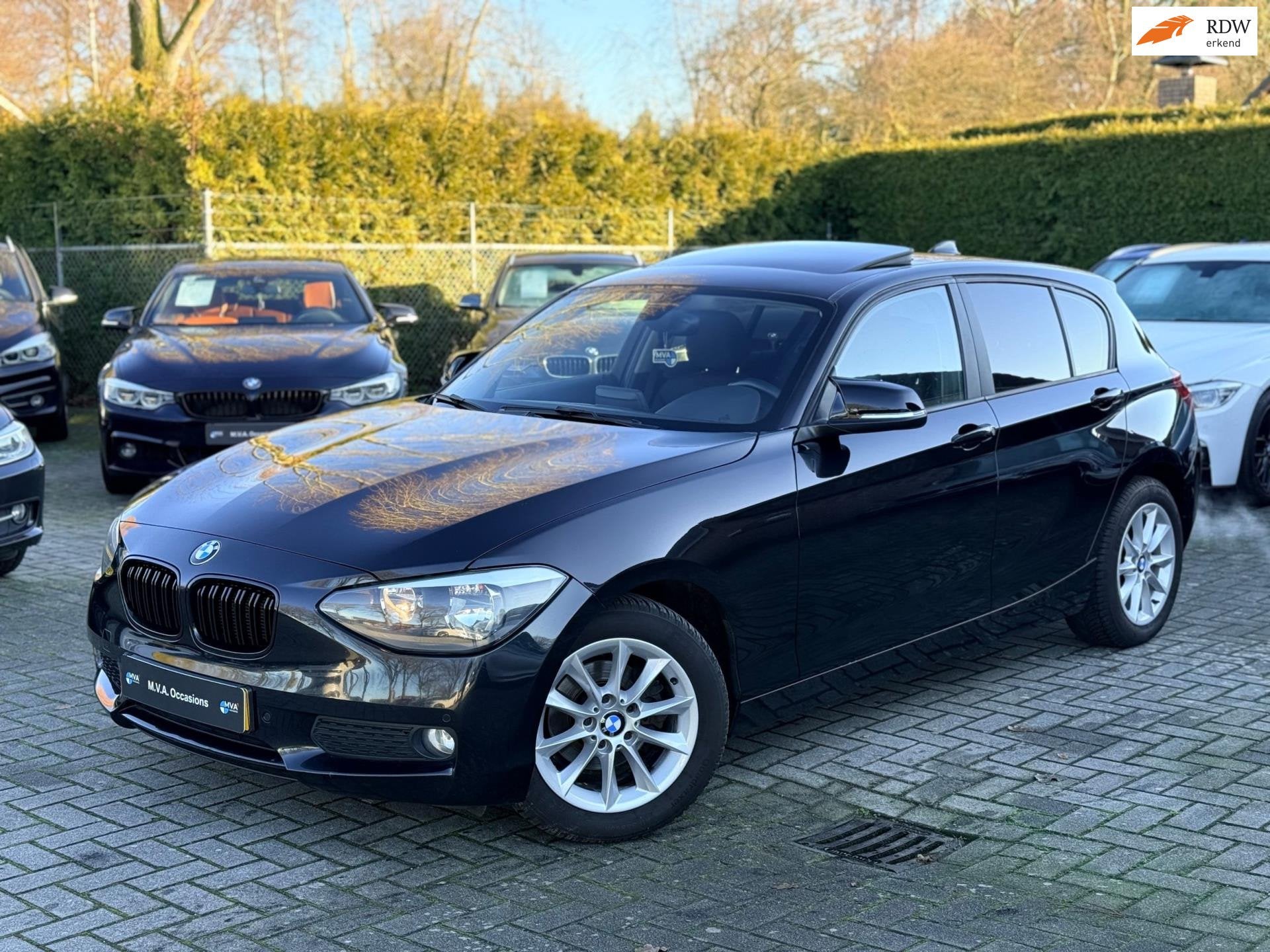 BMW 1-serie 116i Business+|Nieuwe Ketting + Klepseals|Dakje|, Auto's, Euro 5, Gebruikt, Zwart, 4 cilinders