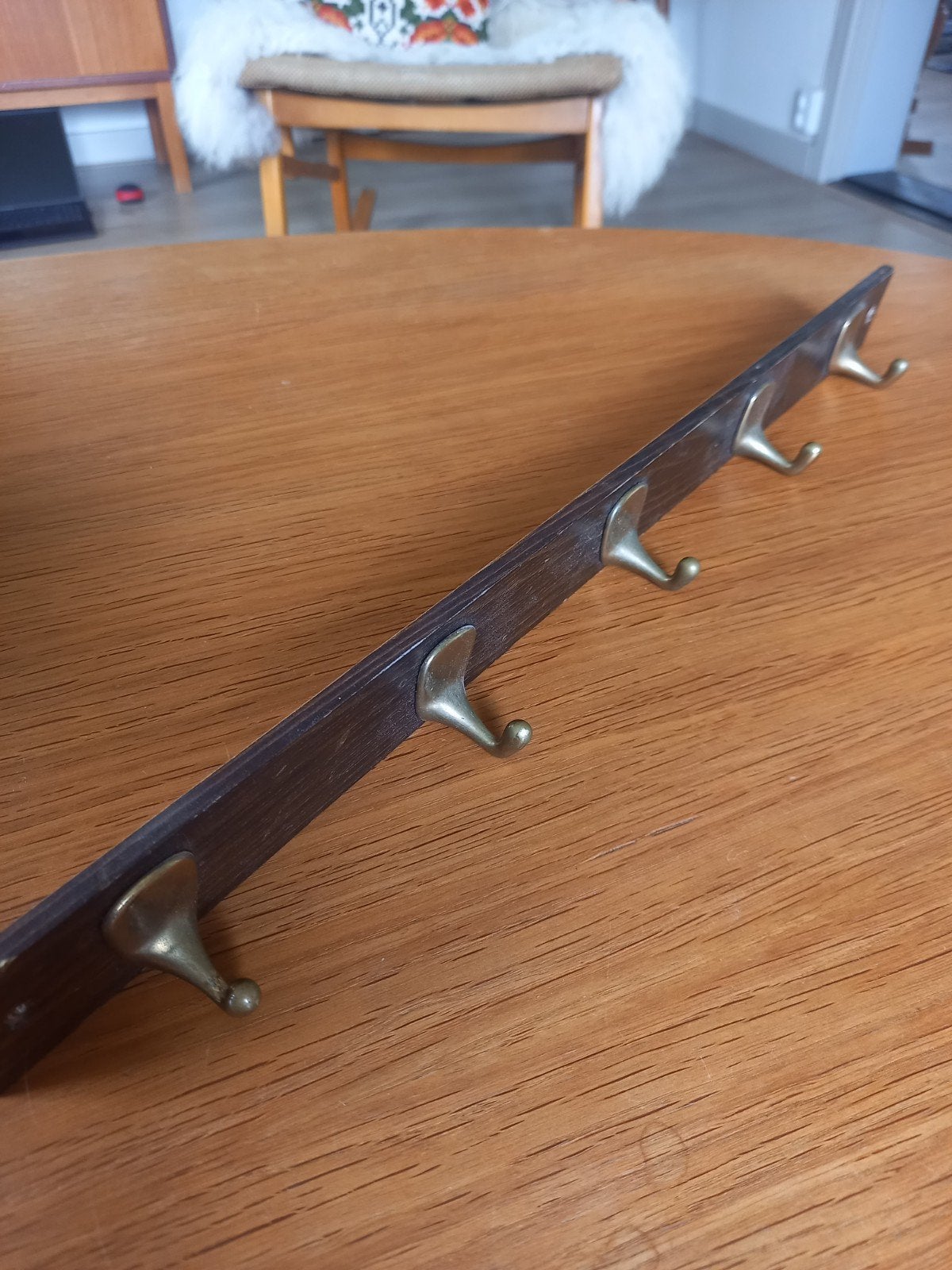 Vintage Zweeds wandkapstokje met 5 koperkleurige haken, Gebruikt, Overige typen, Ophalen of Verzenden, Minder dan 100 cm