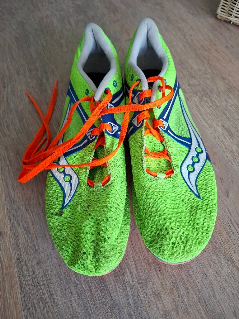 Saucony atletiek spikes - groen oranje blauw - maat 45, Sport en Fitness, Loopsport en Atletiek, Ophalen of Verzenden, Gebruikt