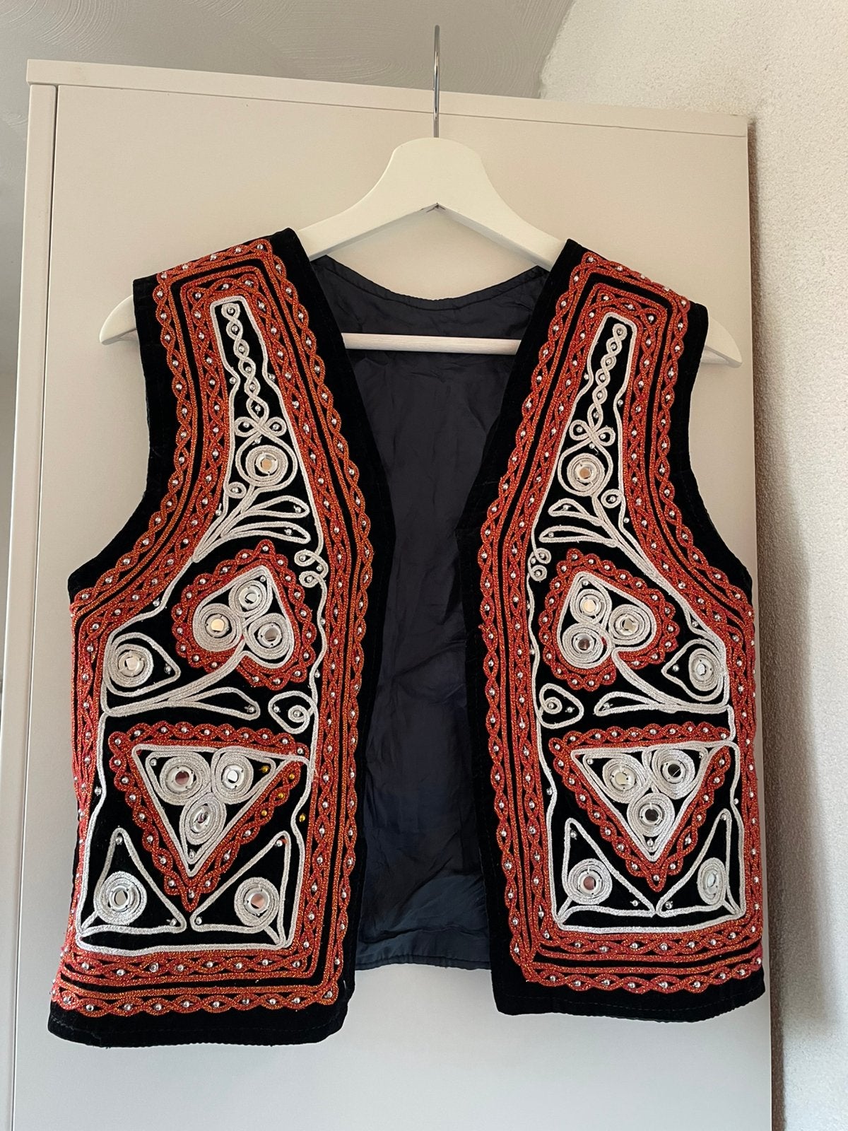 Gilet zwart met rood en zilver maat xs handgemaakt, Ophalen of Verzenden, Zo goed als nieuw, Maat 34 (XS) of kleiner, Zwart