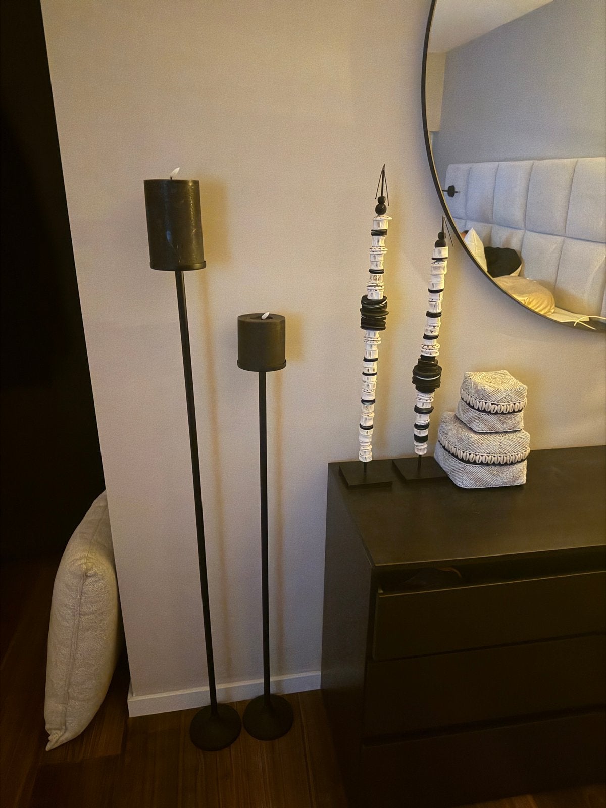 Set van 2 hoge kandelaren incl kaars ( op batterij), Ophalen, Zwart, 120 cm, Zo goed als nieuw