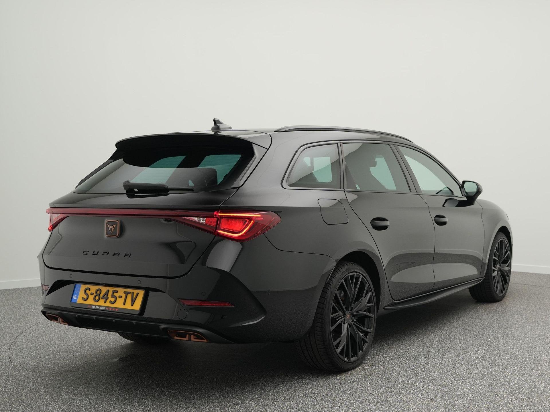CUPRA Leon Sportstourer 1.4 e-Hybrid 245pk VZ | Dynamic chas, Auto's, Cupra, Stof, Gebruikt, 4 cilinders, Leon