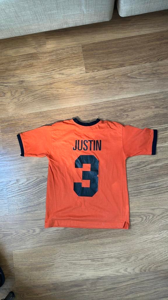 Oranje T-shirt met Justin nummer 3 - maat 122, Kinderen en Baby's, Kinderkleding | Maat 122, Ophalen of Verzenden, Gebruikt, Jongen of Meisje