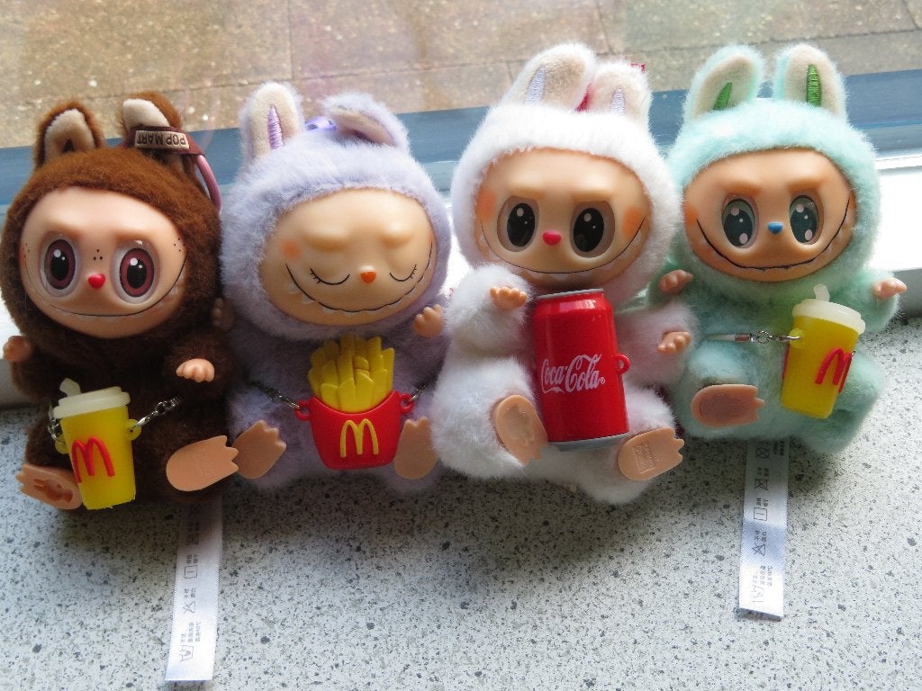 Pop Mart Labubu The monsters met cola milkshake frites, Overige typen, Ophalen of Verzenden, Meerkleurig, Klein (minder dan 20 cm)