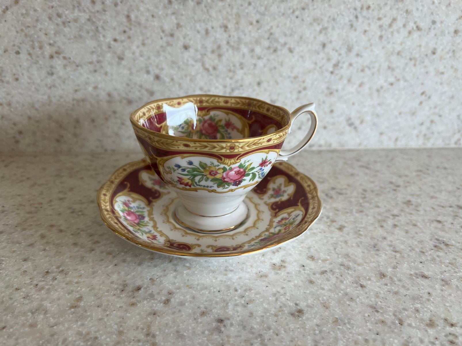 Royal Albert Lady Hamilton kop en schotel groot model, Verzenden