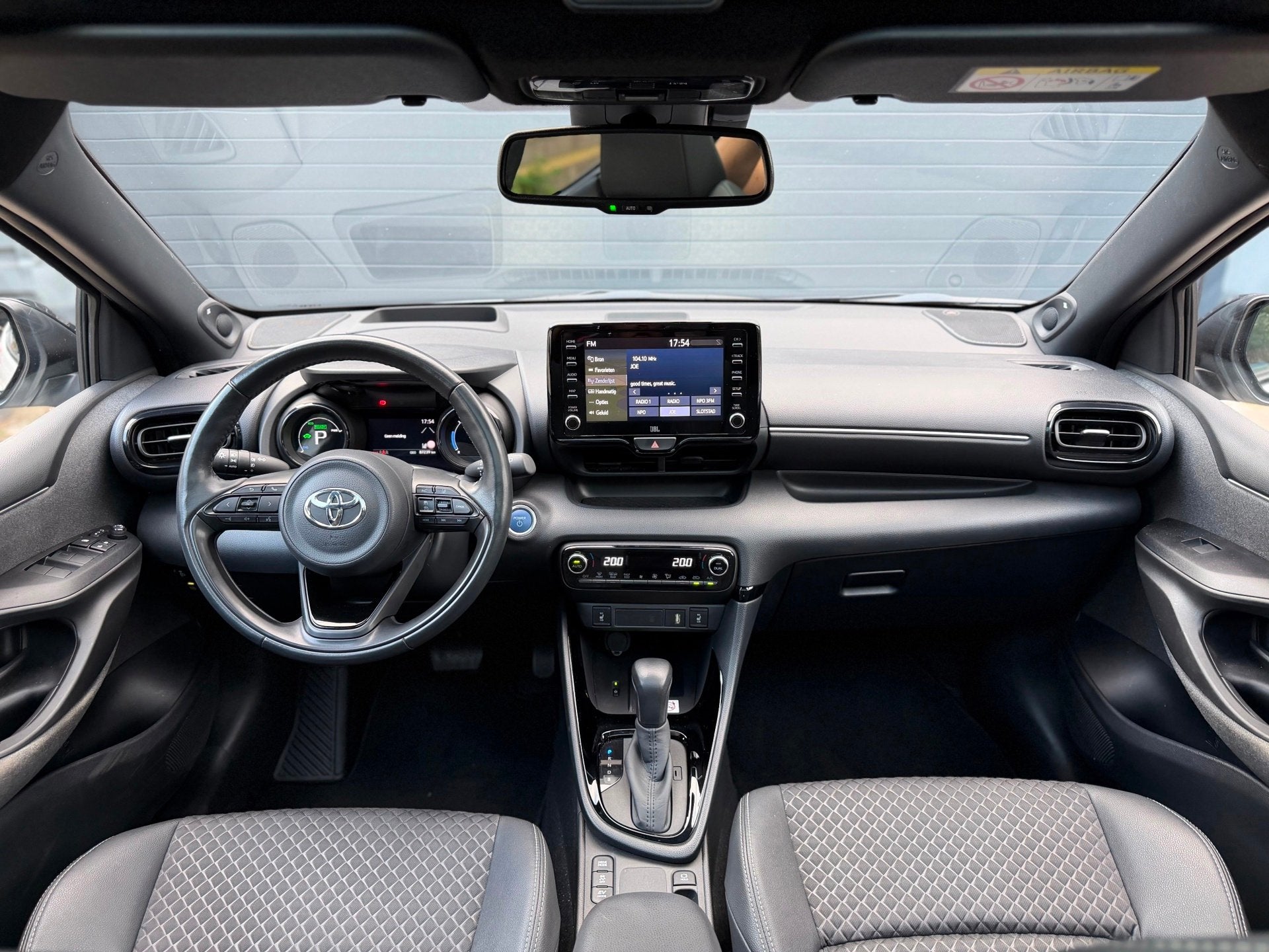 Toyota Yaris 1.5 Hybrid Executive | HUD | JBL | Trekhaak, 450 kg, Gebruikt, Met garantie (alle), Bedrijf