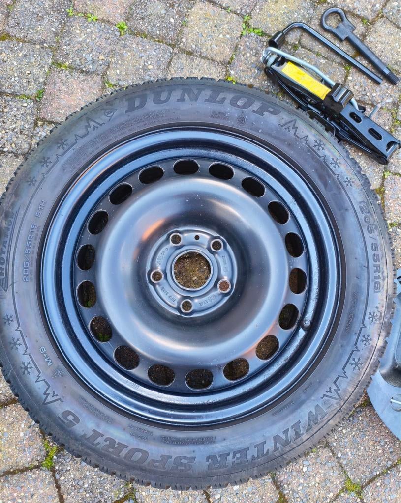 een stalen velge met Dunlop band 205-55-16 inch, Ophalen of Verzenden, Gebruikt, Seat