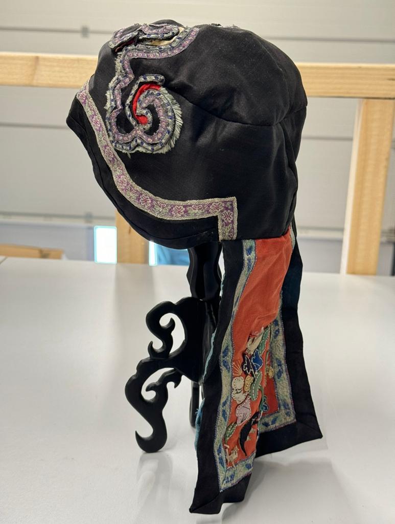 Prachtige antieke Chinese geborduurde kinder hoed-muts 1880, Antiek en Kunst, Antiek | Kleding en Accessoires, Ophalen of Verzenden