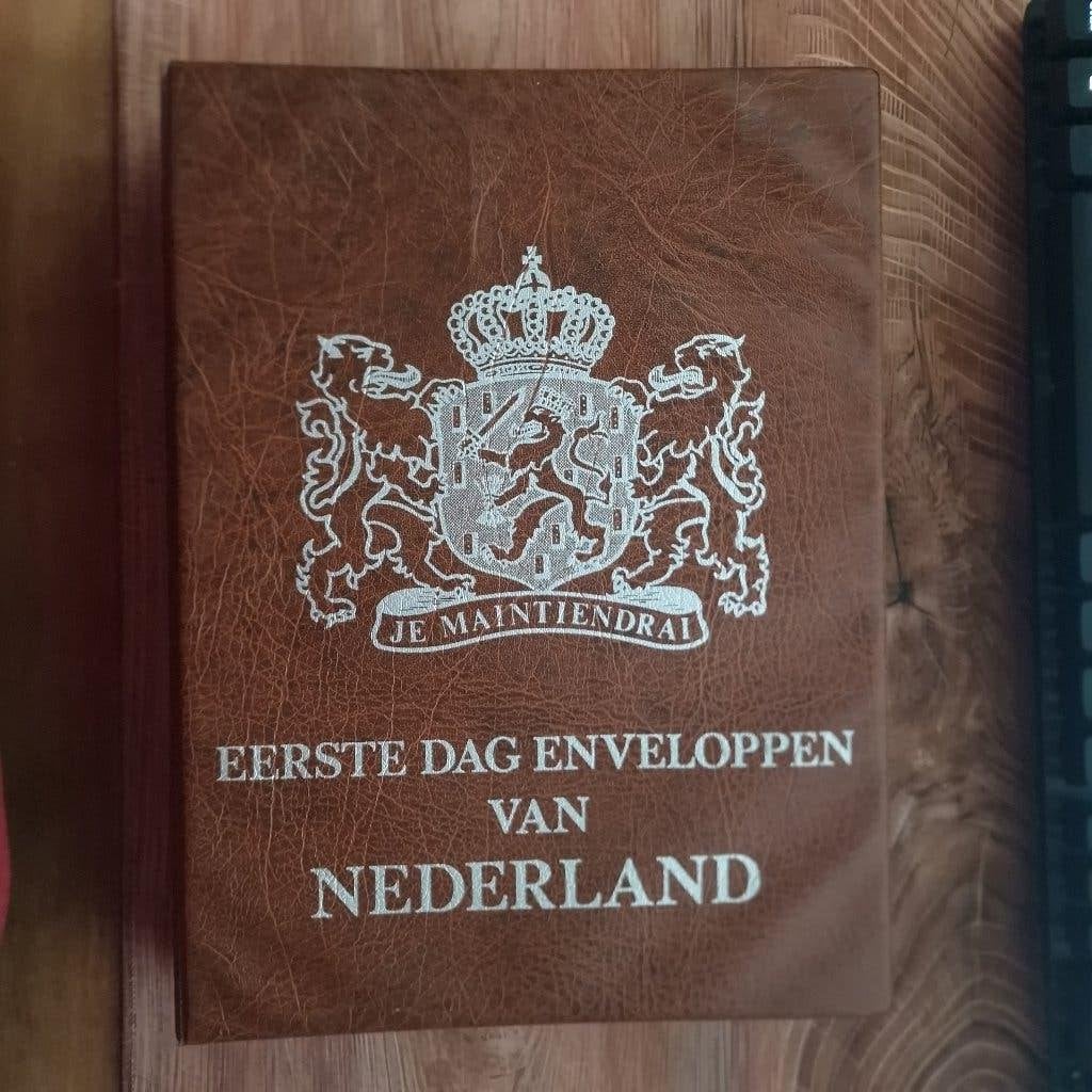 Bruine kunstlederen map met iFDC 381 t/m 425, Ophalen of Verzenden, Onbeschreven, Nederland
