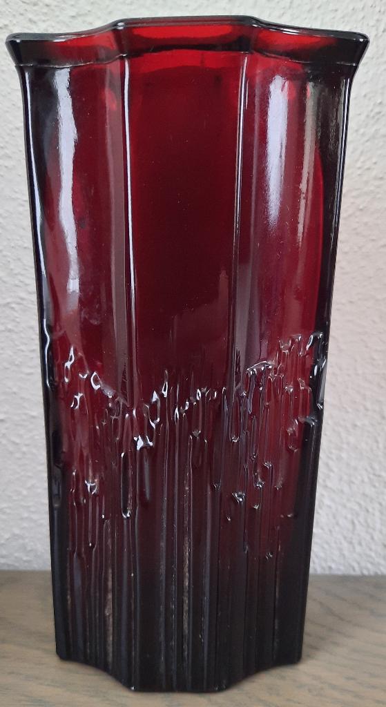 diep rode AVON vaas van glas Bieden, Ophalen of Verzenden, Minder dan 50 cm, Rood, Glas