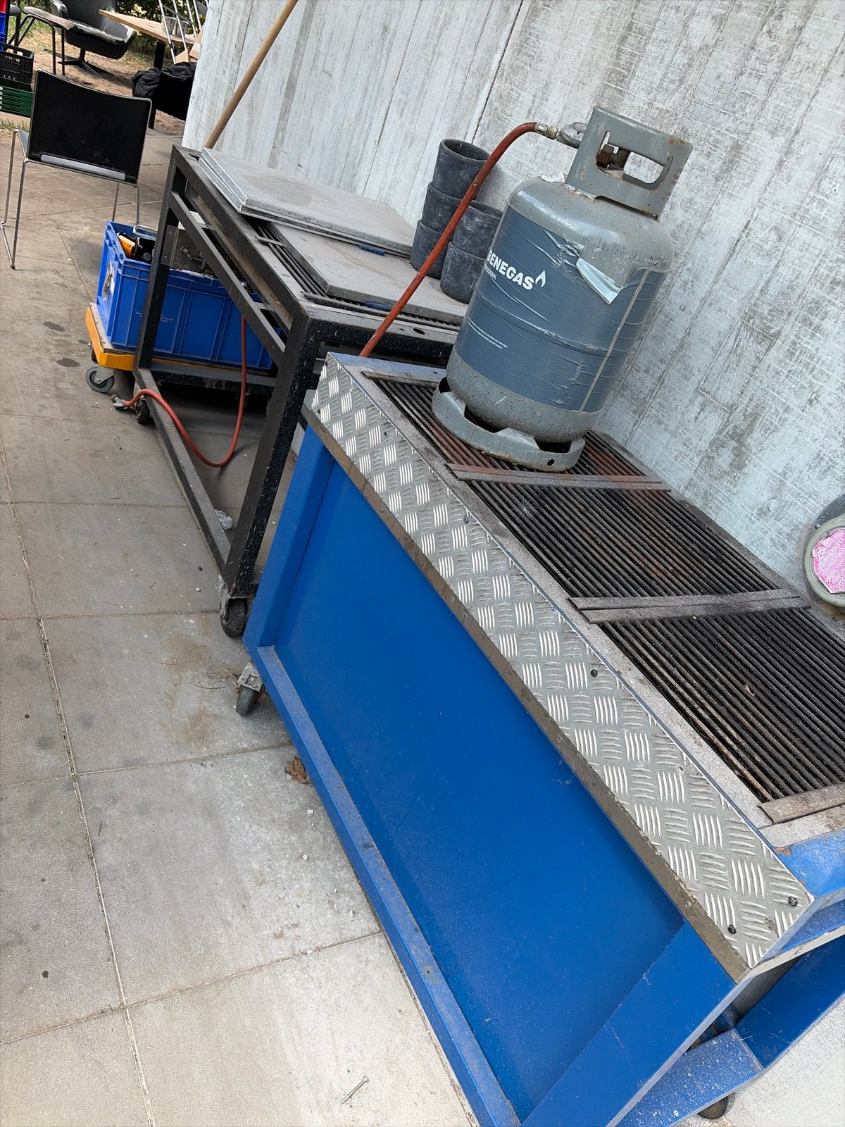 2 Grote Gas BBQ's (Ivas-Hendi) met Gastank - Werkende Staat, Ophalen, Gebruikt