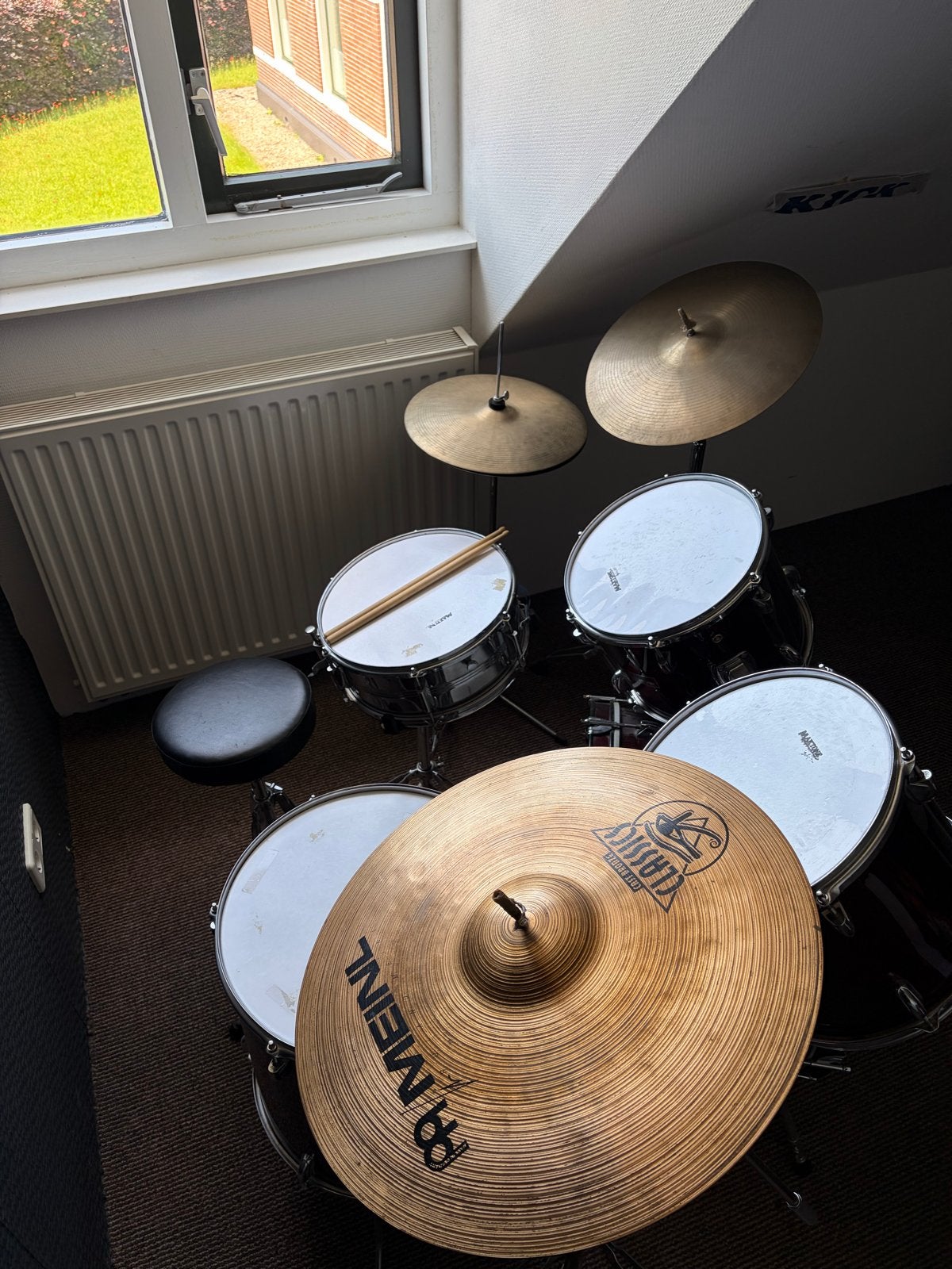Maxtone drumstel met bekkens en kruk en oefenboekje, Ophalen, Gebruikt, Overige merken