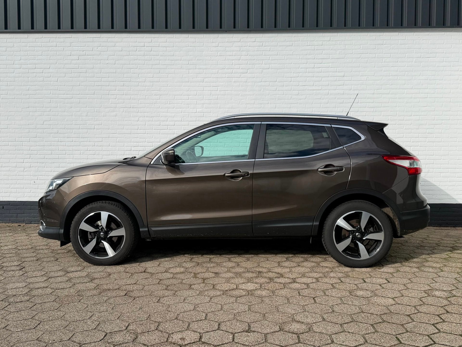 Nissan Qashqai 1.2 N-Connecta AUTOMAAT l PANODAK l TREKHAAK!, Auto's, Stof, Gebruikt, 4 cilinders, Bruin