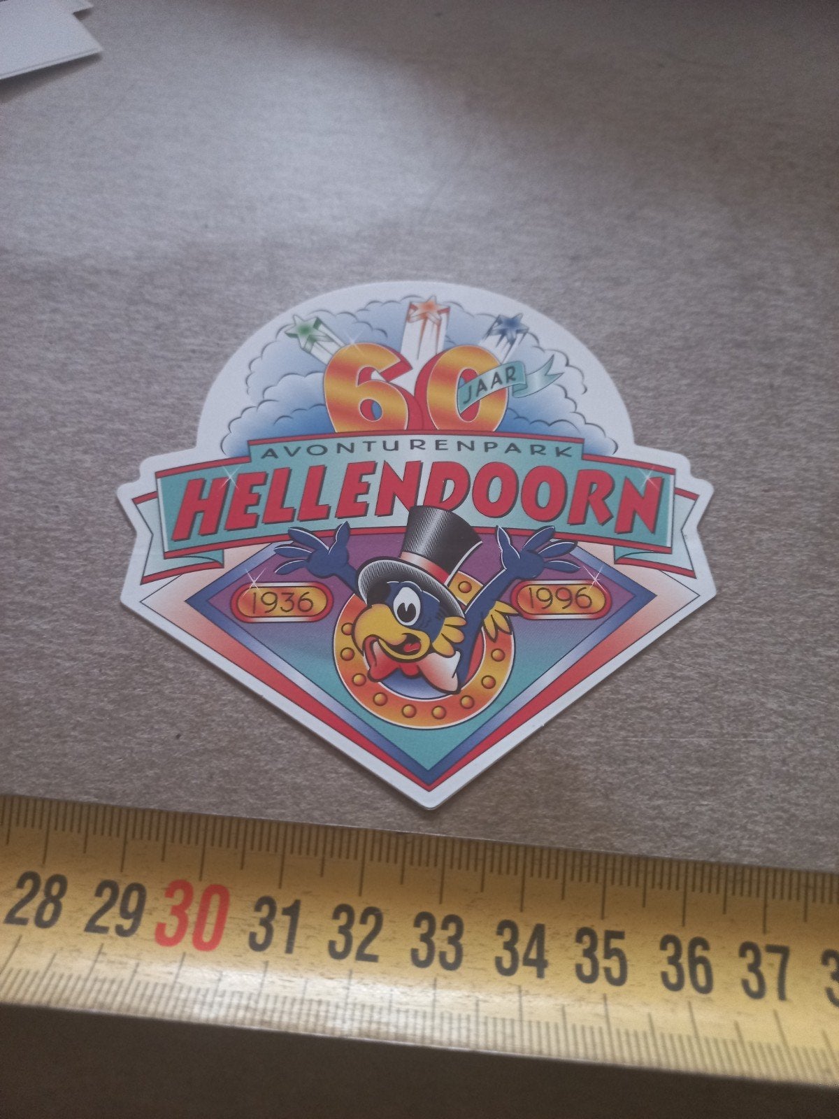 Avonturenpark Hellendoorn 60 jaar sticker (1936-1996), Verzamelen, Ophalen of Verzenden