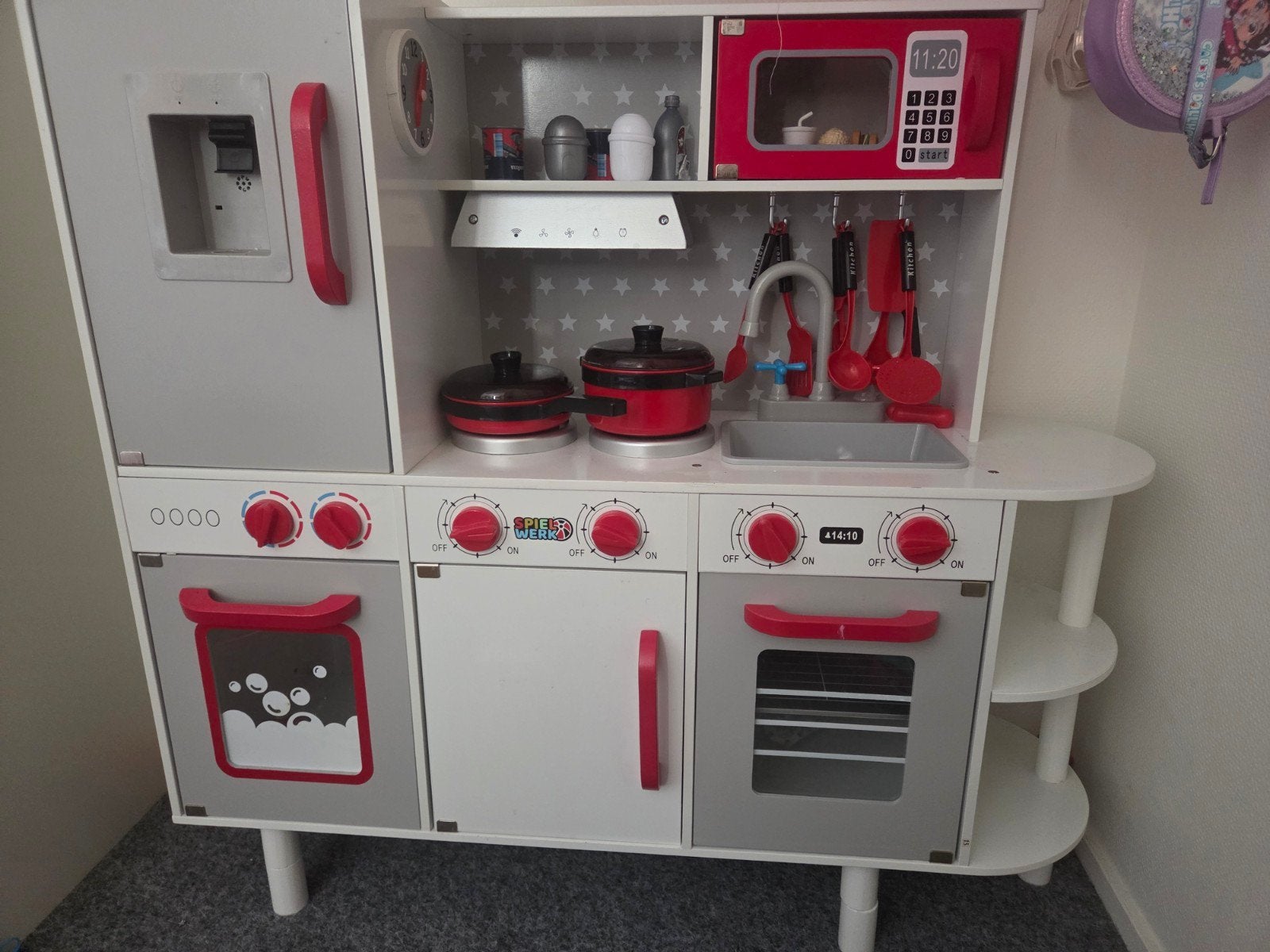 Grote speelkeuken met accessoires - mist klein schroefje, Ophalen of Verzenden, Gebruikt, Hout, Speelkeuken