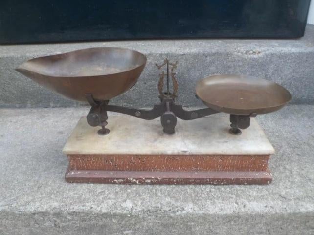 Vintage WEEGSCHAAL BALANS antiek gietijzer koper marmer hout, Antiek en Kunst, Antiek | Gereedschap en Instrumenten, Ophalen of Verzenden