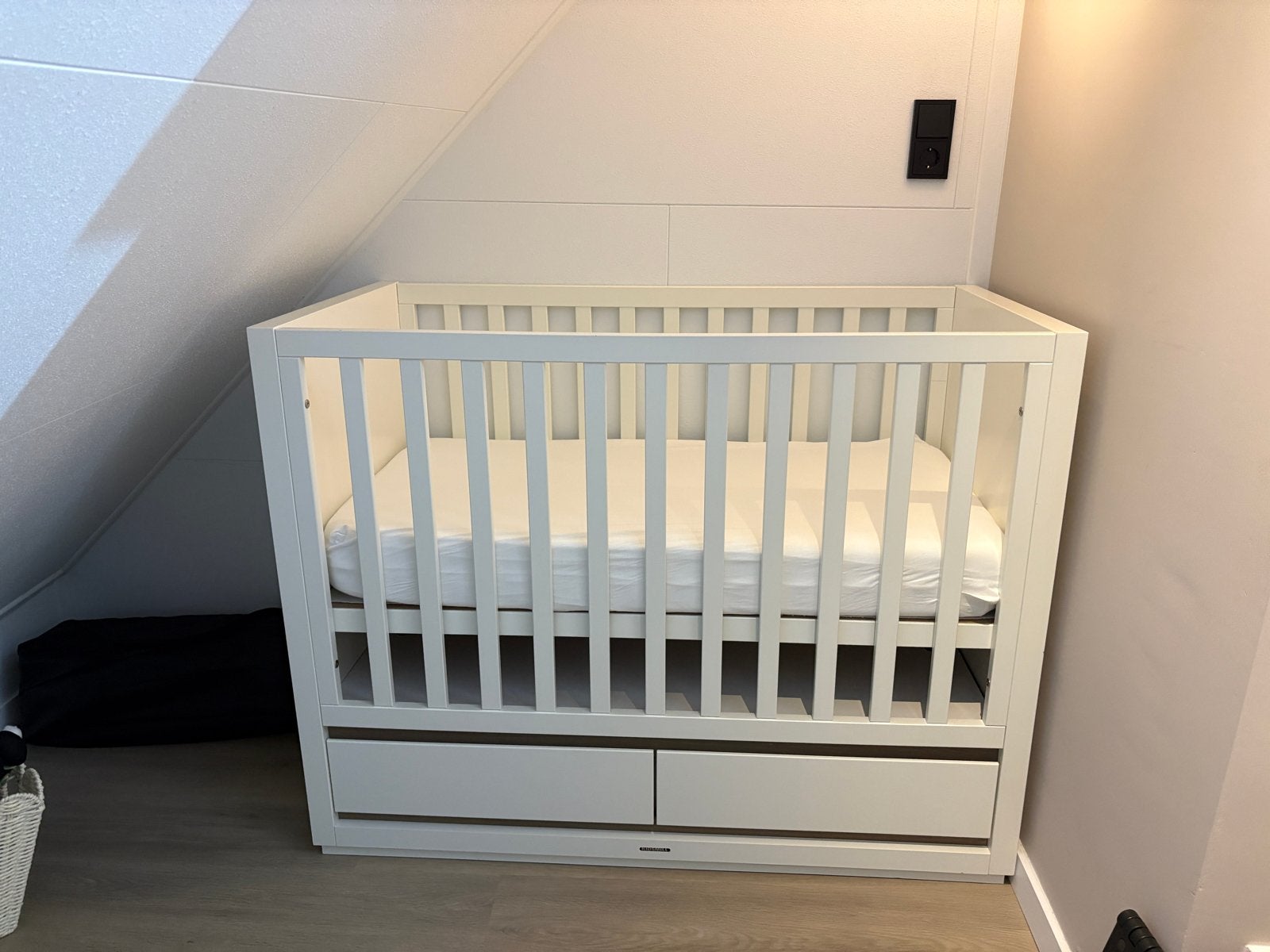 Kidsmill Accent Babybed Wit 60x120 cm met lades, Kinderen en Baby's, Ophalen, Zo goed als nieuw, Ledikant
