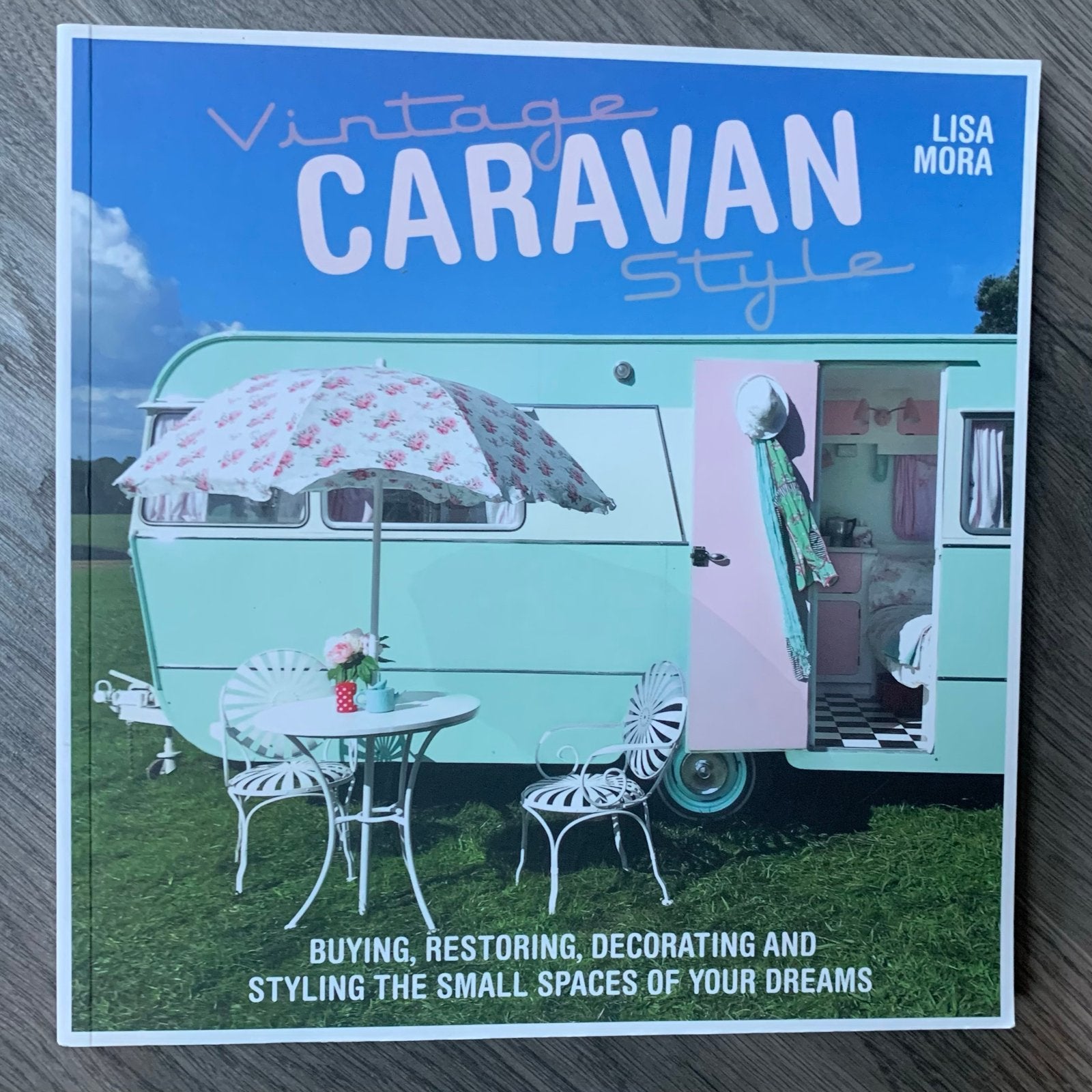 Vintage Caravan Style - Lisa Mora (Boek), Caravans en Kamperen, Ophalen of Verzenden, Zo goed als nieuw