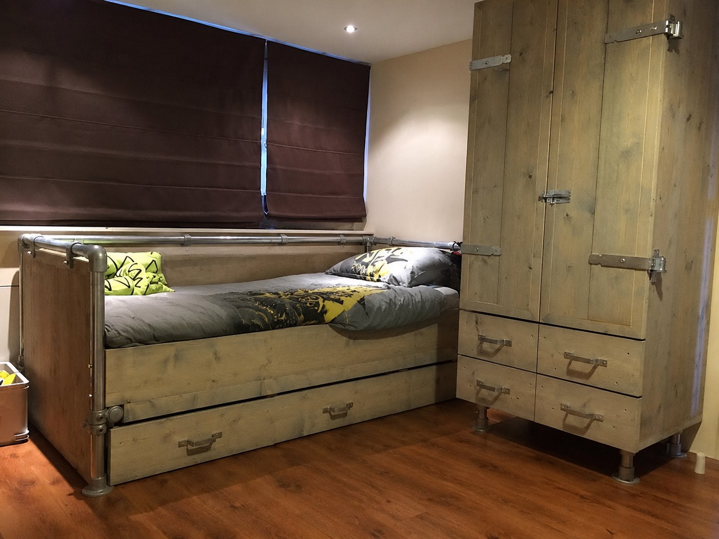 Steigerhouten bed met opbergruimte + kledingkast, Ophalen, Zo goed als nieuw, Eenpersoons