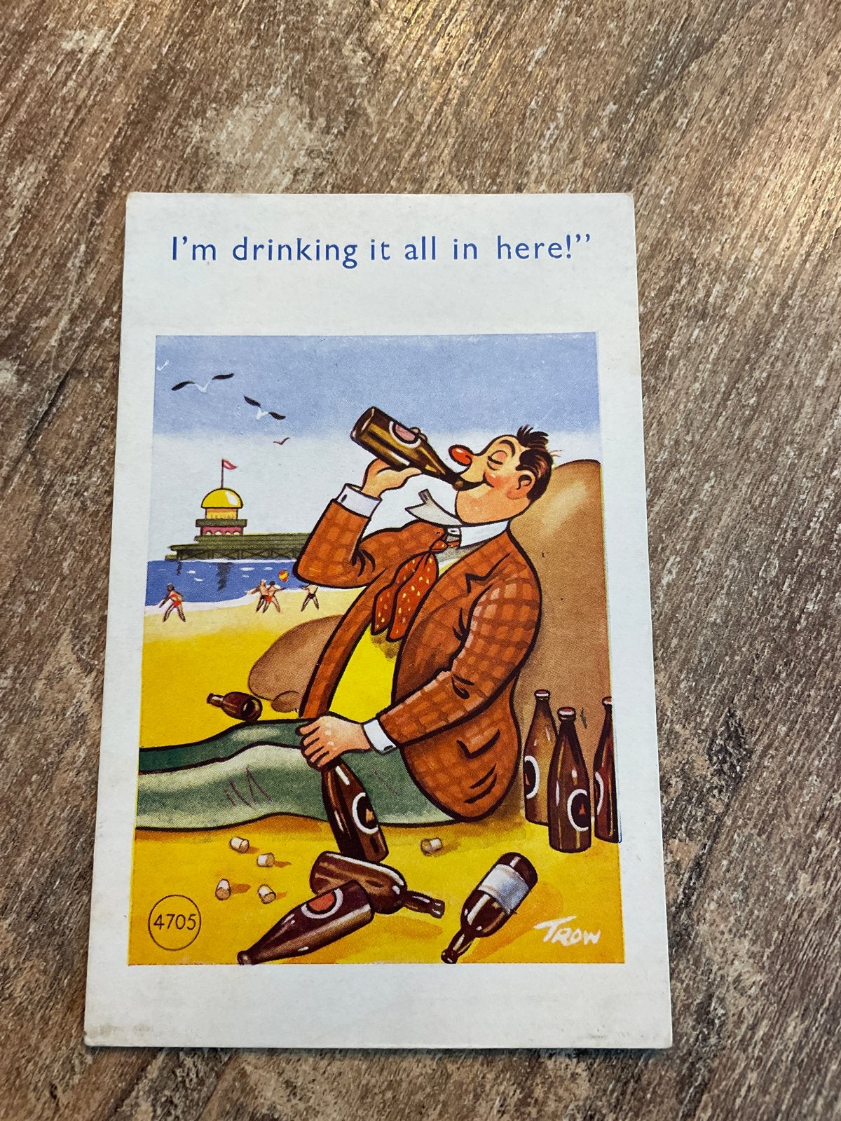 Vintage Ansichtkaart: Man drinkt bier op strand (Trow), Verzamelen, Ophalen of Verzenden, 1940 tot 1960, Gelopen, Overige thema's