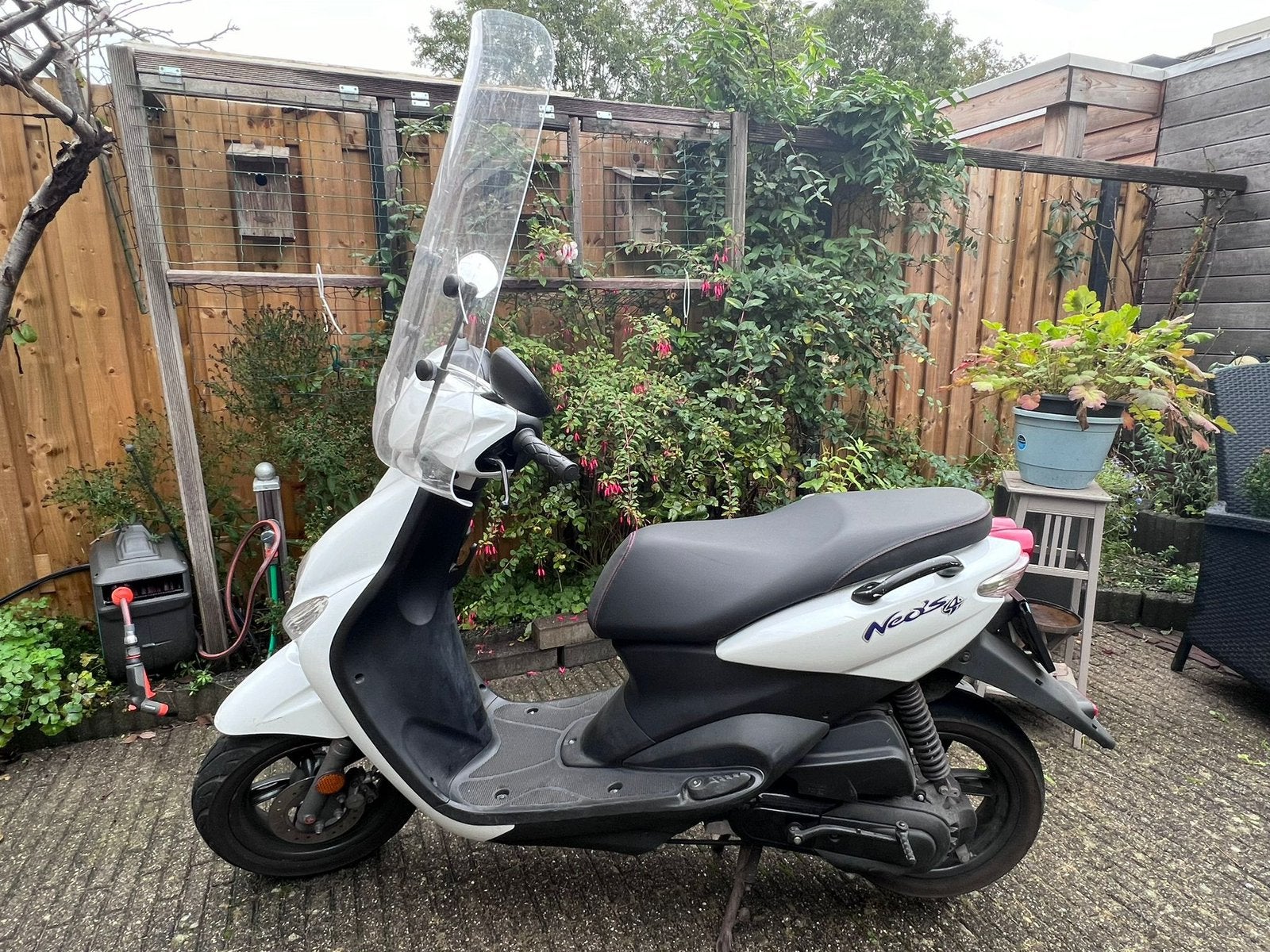 Yamaha Neos 4T wit + windscherm, Ophalen, Maximaal 45 km/u, Zo goed als nieuw, Benzine