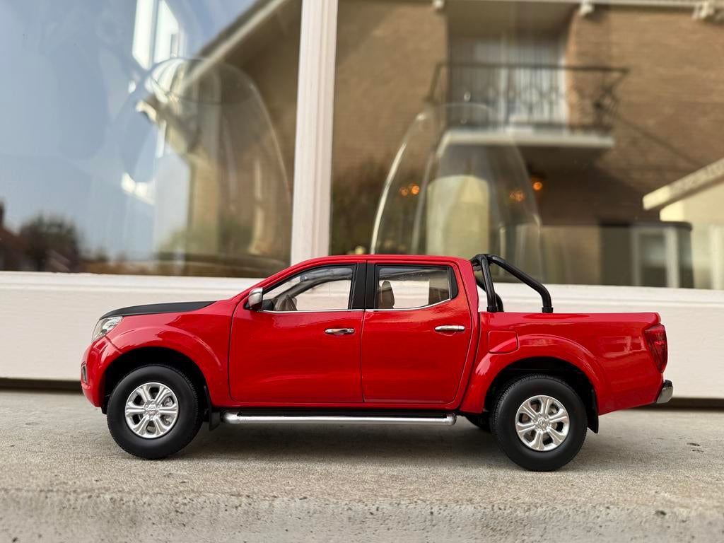 1:18 Nissan Navara Mk3 Pickup SUV rood 2013 DR Model, Hobby en Vrije tijd, Modelauto's | 1:18, Overige merken, Auto, DR Model