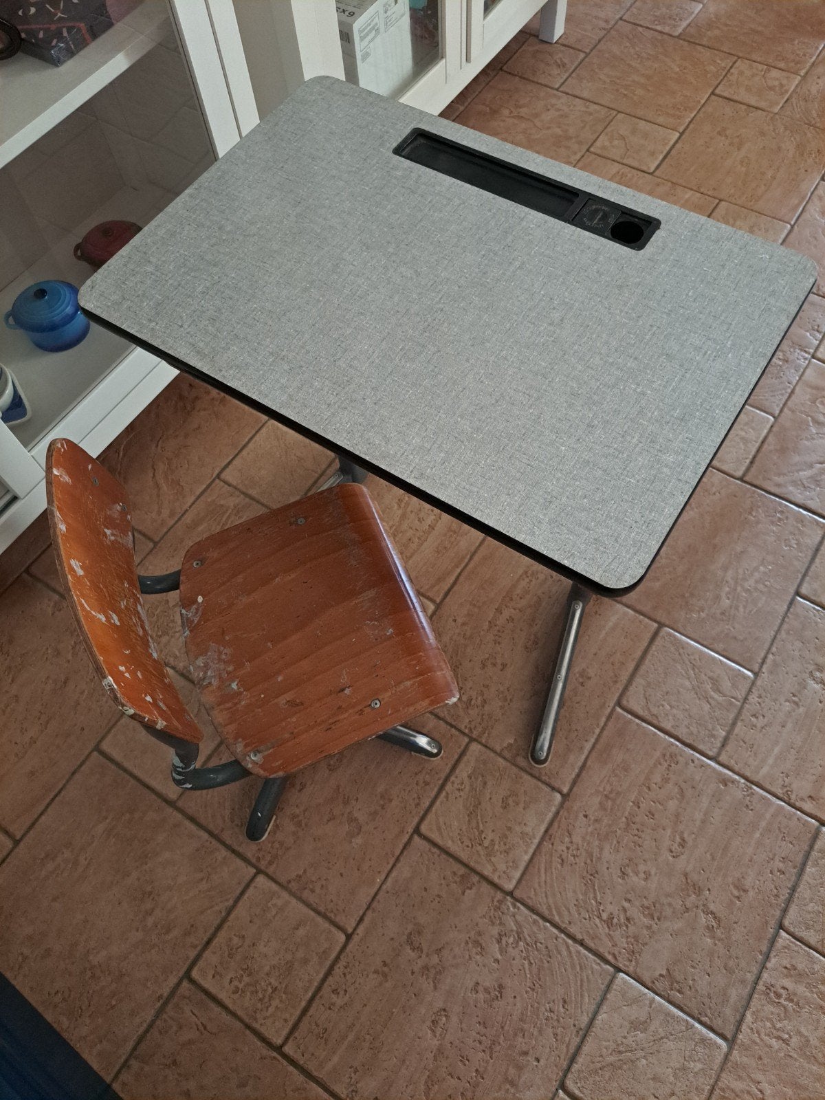 Vintage Schoolbureau met Stoel - Grijs/Hout, Huis en Inrichting, Bureaus, Ophalen, Gebruikt, Hout, In hoogte verstelbaar