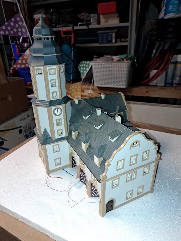 Groot stadhuis met kazerne in ho, Hobby en Vrije tijd, Gebruikt, Gelijkstroom of Wisselstroom, Brug, Tunnel of Gebouw, Ophalen of Verzenden