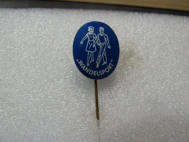 Vintage Speldje Wandelsport - Blauw met Figuren, Verzamelen, Ophalen of Verzenden, Gebruikt, Sport, Speldje of Pin